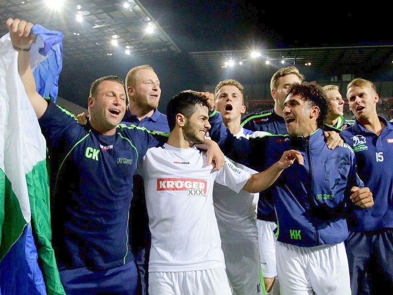 Der FC Kray besiegte im Stadion Essen Rot-Weiss Essen verdient mit 4:2. Auf dem Foto: Die Krayer Mannschaft feiert den Sieg.