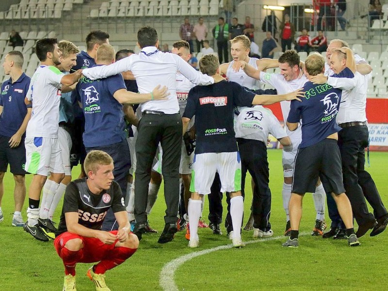 Der FC Kray besiegte im Stadion Essen Rot-Weiss Essen verdient mit 4:2. Auf dem Foto: Die Krayer Mannschaft feiert den Sieg.