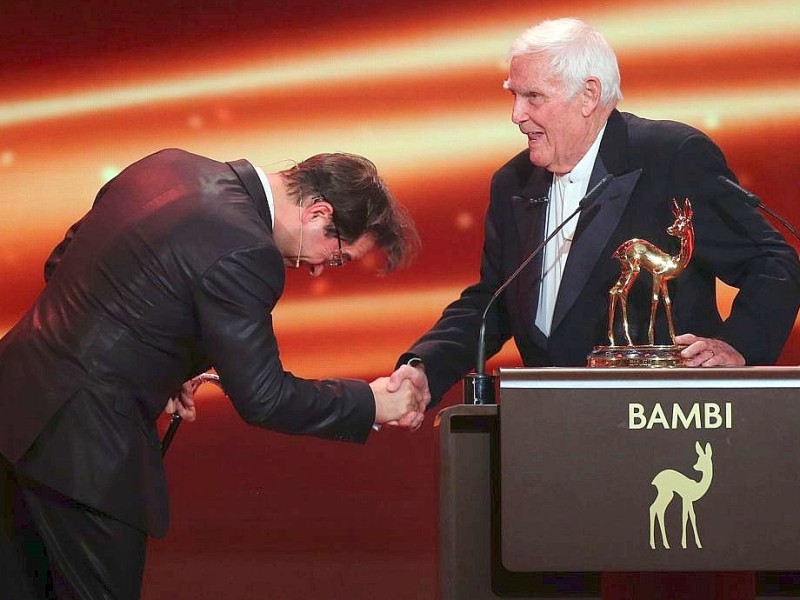 ...jemand war, vor dem man sich verneigen konnte. So tat es Schauspieler Jan-Josef Liefers (li.) 2012 bei der Bambi-Verleihung in Düsseldorf, wo Fuchsberger ein Ehren-Bambi für sein Lebenswerk erhielt. Fuchsberger war eine TV-Legende...