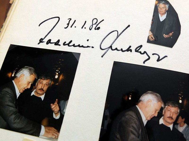...Wer ein Autogramm von Joachim Blacky Fuchsberger sein Eigen nennen darf, hat eine bleibende Erinnerung an die TV-Legende.