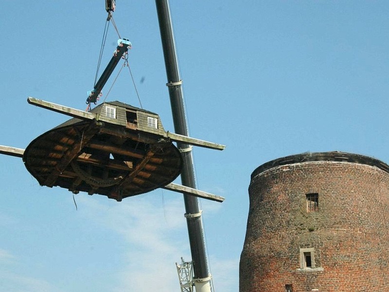 Eine von zahlreichen Mühlen, die am Sonntag in NRW zu besichtigen sind: Die Geismühle in Krefeld-Oppum. Bis 1944 war sei in Betrieb, die Technik im Innern ist erhalten. Das Foto ist aus der Zeit der Restaurierung in den Jahren 2006/2007.