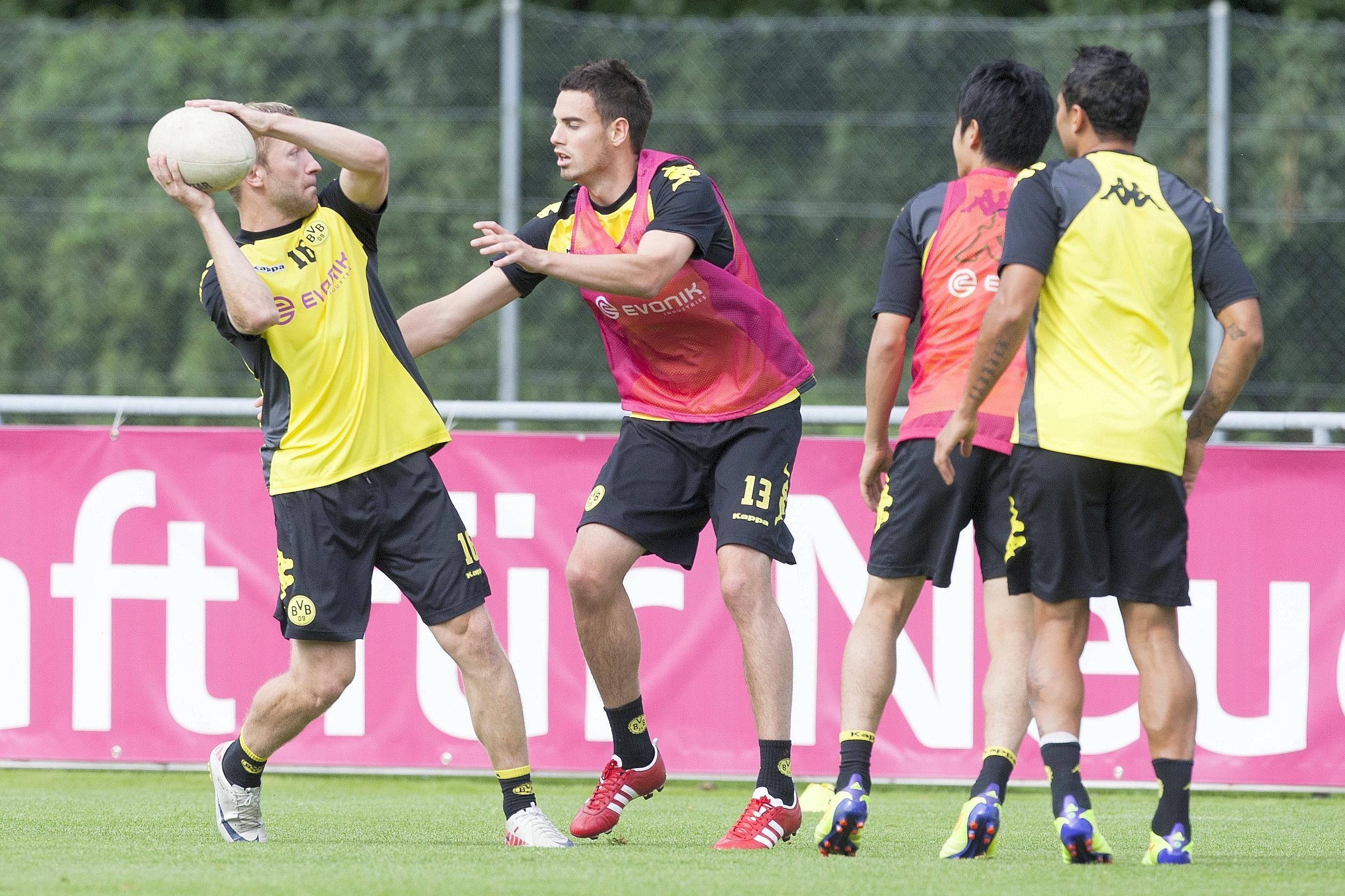 Damien Le Tallec versucht, Jakub Blaszczykowski zu stoppen.