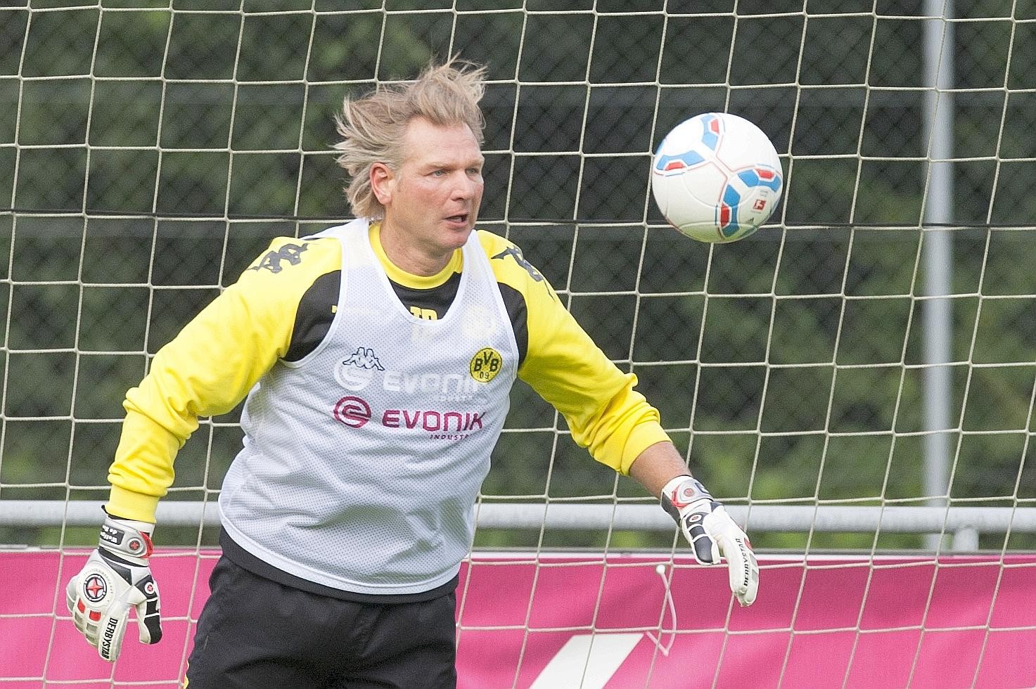 Torwarttrainer Wolfgang Teddy de Beer steht beim Trainingsspiel zwischen den Pfosten. Seine Schuhe ...