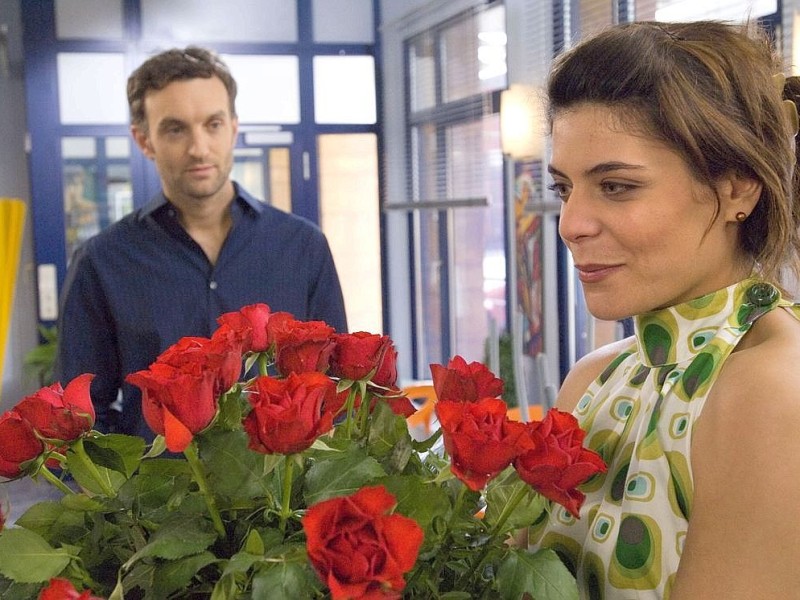 Das muss Liebe sein - Folge 1127: Julian (Urs Villiger) überrascht Marcella (Sara Turchetto) mit einem Strauß roter Rosen. Doch damit kann er sie nicht um den Finger wickeln. Marcella lässt ihn schmoren. Als er sich den ganzen Tag große Mühe gibt und auch noch ein Candle-Light-Dinner arrangiert, zeigt sie sich doch ein wenig beeindruckt.