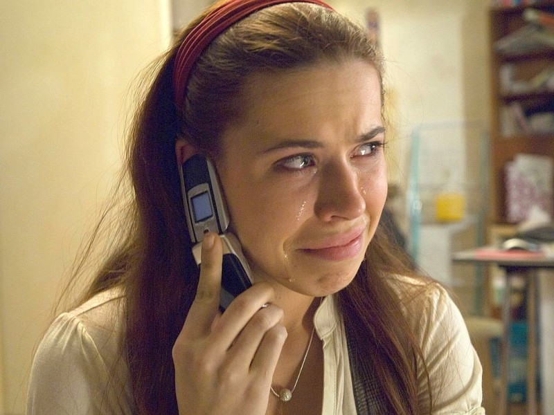  Geheimniskrämerei - Folge 1181: Sarah (Julia Stark) ist trotz der Vorfälle von letzter Woche bei Bruno geblieben. Sie traut sich nicht, ihren Freund zu verlassen. In ihrer Verzweiflung ruft sie die telefonische Lebensberatung an und landet ausgerechnet bei Dressler. Der empfiehlt Sarah, sofort auszuziehen.