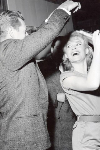 Brigitte Bardot mit den Schauspieler Danny Kaye in einem Pariser Filmstudio 1959.