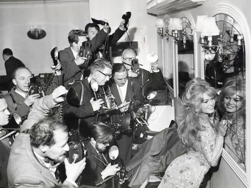Posen für die Kameras: Die verführerische Französin war bei Fotografen heiß begehrt (1959).