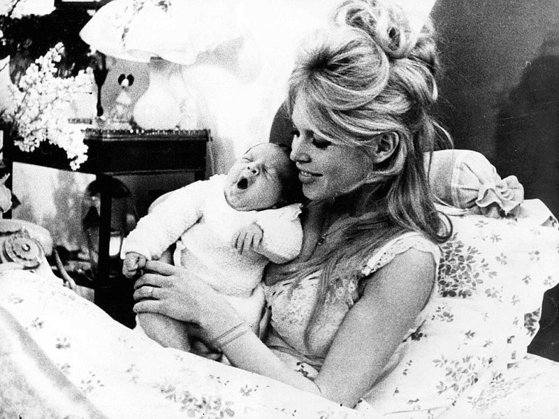 Brigitte Bardot war insgesamt viermal verheiratet und bekam 1960 einen Sohn. Die Erziehung überließ sie weitgehend dem Vater Jacques Charrier.