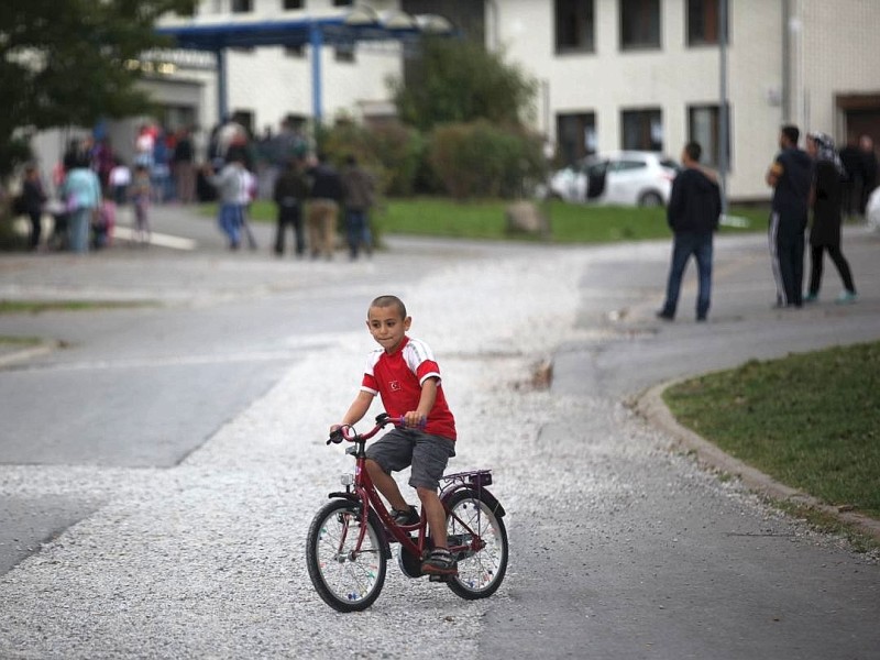 Ein Flüchtlingskind auf dem Fahrrad.
