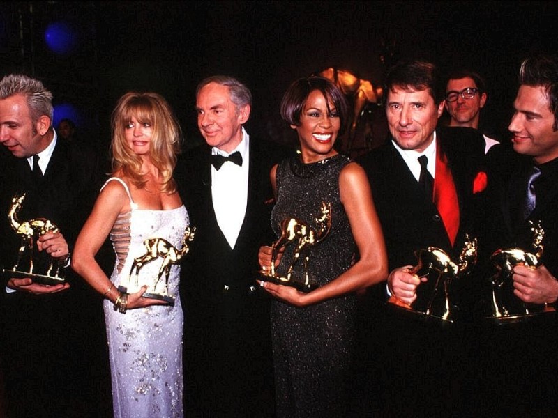 Udo Jürgens (2.v.r.) und die Stars: Jean Paul Gaultier, Goldie Hawn, Harald Juhnke, Whitney Houston und Sasha (v.l.).