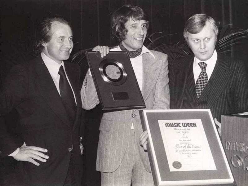 1975 bekommt Udo Jürgens in Wien für sein Lied Griechischer Wein die Goldende Schallplatte.