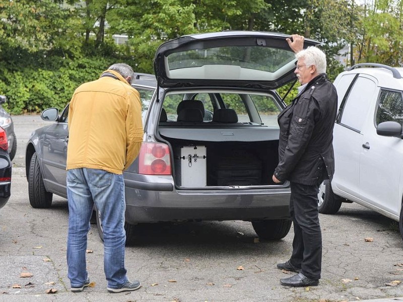 Laut Staatsanwaltschaft waren die Ermittler auf der Suche nach Beweisen im Zusammenhang mit den mutmaßlichen Übergriffen auf Asylbewerber. Das Foto zeigt Vertreter der Staatsanwaltschaft.