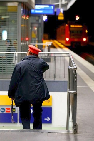 Ein Zugbegleiter verlässt das Gleis am Essener Hauptbahnhof.