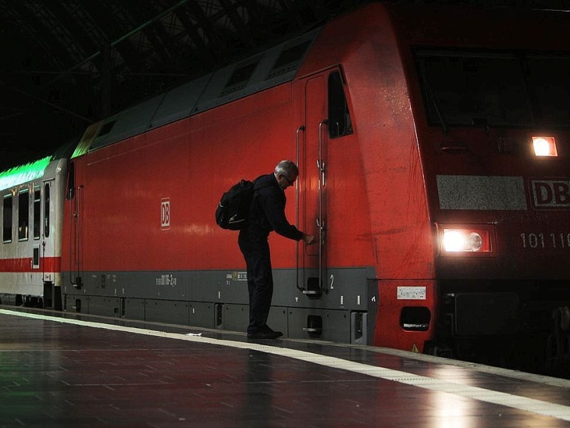 Ein Lokführer schließt am im Hauptbahnhof in Frankfurt am Main seinen Zug ab.