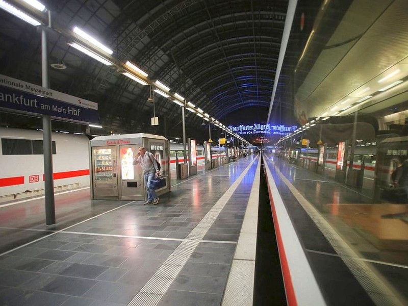 In der Scheibe eines bestreikten ICE (r) spiegelt sich im Hauptbahnhof in Frankfurt am Main der Bahnsteig.