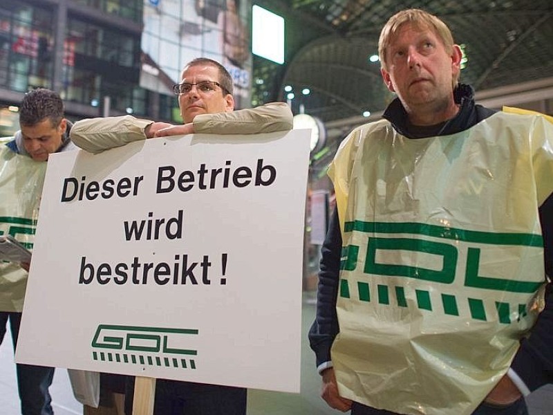 Streikende Lokführer und Zugbegleiter stehen am Hauptbahnhof in Berlin.