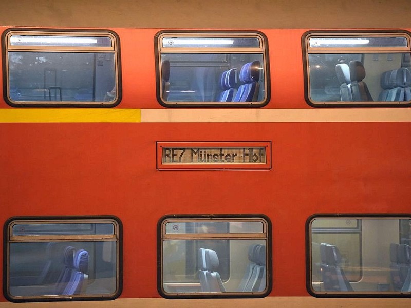 Ein leerer Regionalzug steht in Köln.
