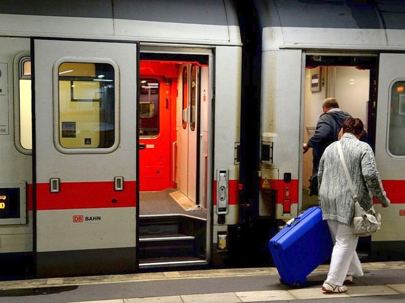 Reisende steigen in Hannover in einem Zug ein.