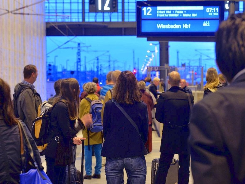 Fahrgäste der Deutschen Bahn warten kurz nach dem Streik der Lokführer auf dem Hauptbahnhof in Leipzig auf ihren Zug.