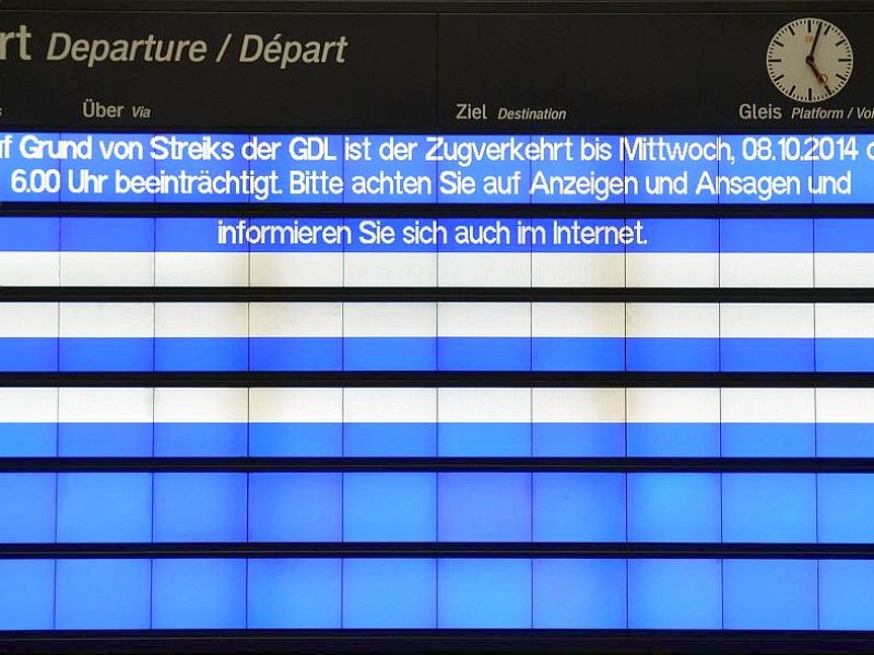 Eine Tafel im Leipziger Hauptbahnhof informiert über den GDL-Streik.