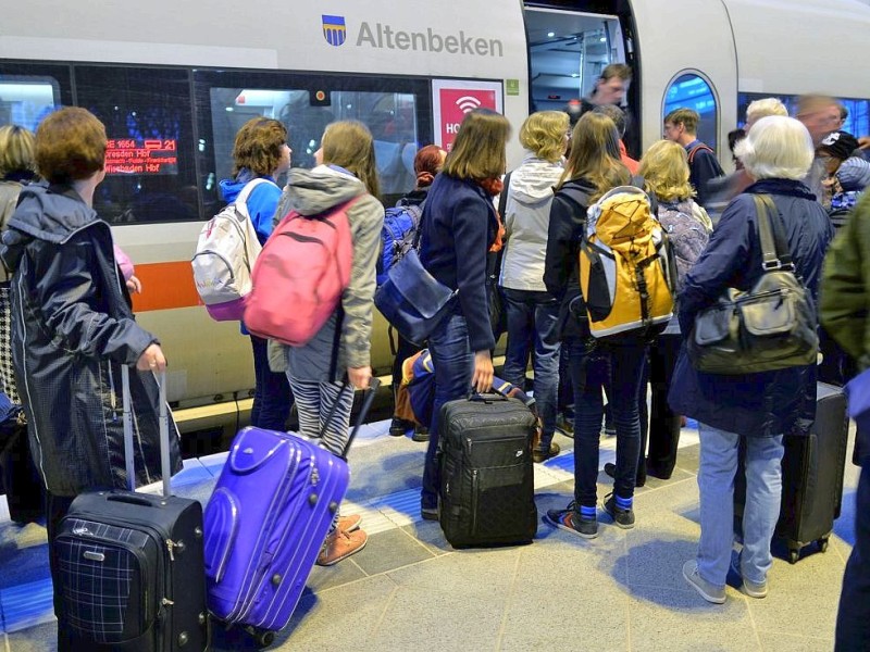 Fahrgäste der Deutschen Bahn drängen sich kurz nach dem Streik der Lokführer auf dem Hauptbahnhof in Leipzig an einem ICE.