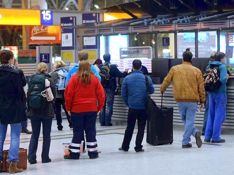 Fahrgäste der Deutschen Bahn informieren sich während des Streiks auf dem Hauptbahnhof in Leipzig über die Abfahrt ihrer Züge.