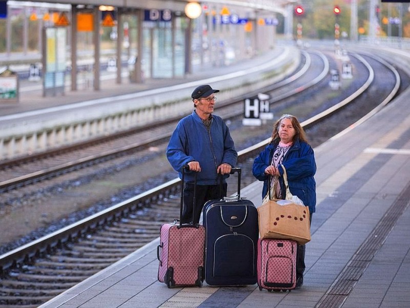 Die Reisenden Mietten und Johannes Vieko aus Finnland warten kurz nach dem Streik der Lokführer auf dem Hauptbahnhof in Rostock auf ihren verspäteten Zug.