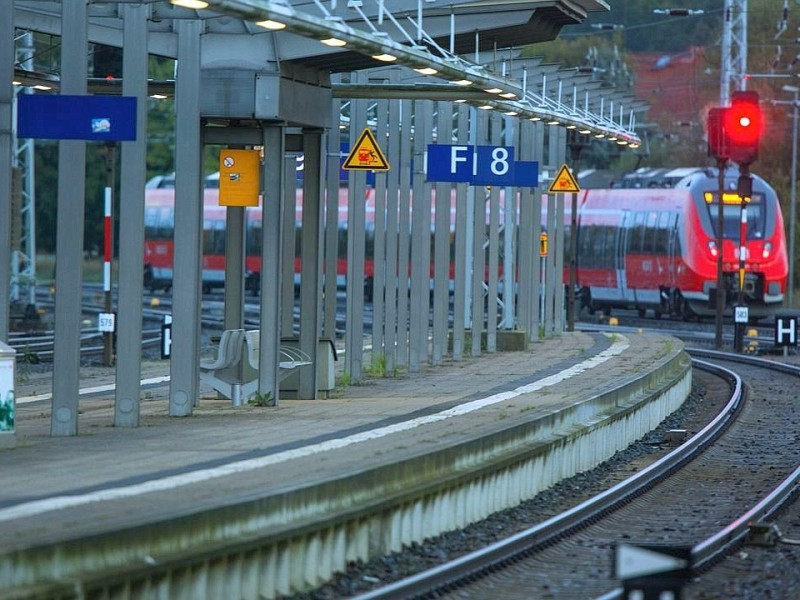 Leere Bahnsteige und Gleise sind ain Rostock (Mecklenburg-Vorpommern) zu sehen.