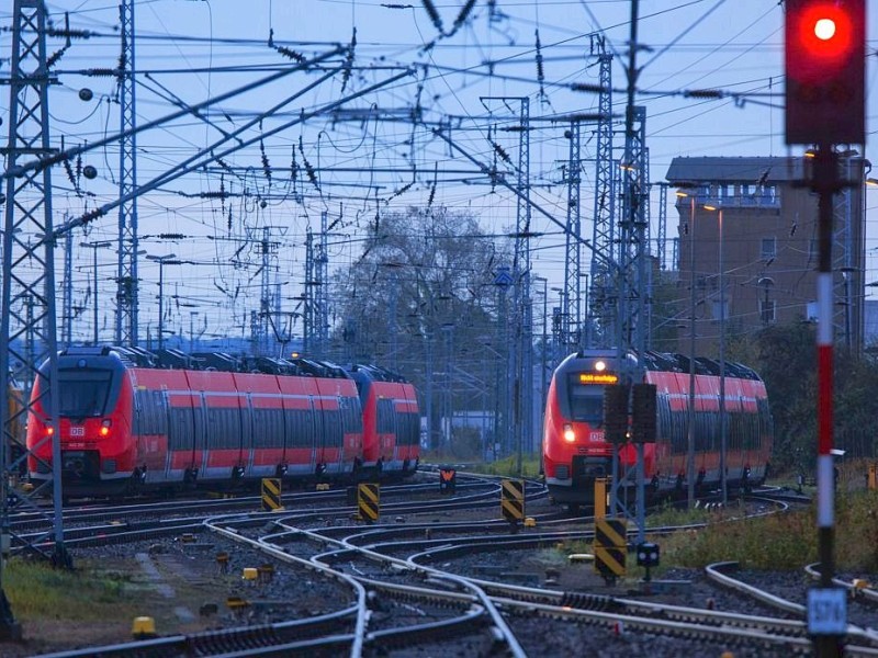 Personenzüge stehen auf dem Hauptbahnhof in Rostock vor dem Bahnhof.