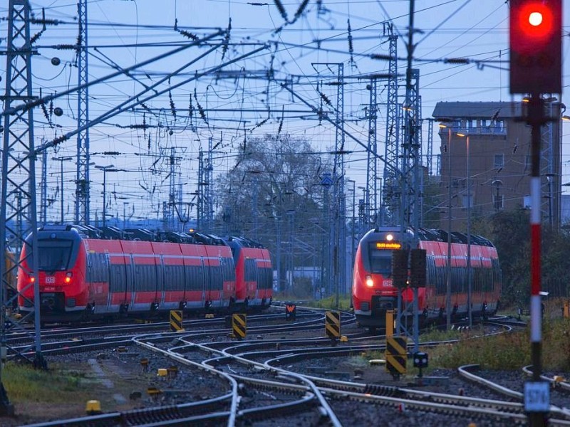 Personenzüge stehen auf dem Hauptbahnhof in Rostock vor dem Bahnhof.
