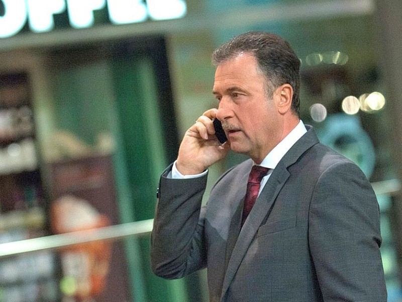 Der Bundesvorsitzende der Gewerkschaft Deutscher Lokomotivführer (GdL), Claus Weselsky, telefoniert in Berlin im Hauptbahnhof.