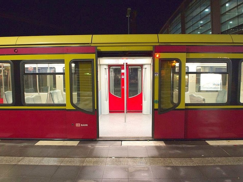 Eine geparkte S-Bahn steht in Berlin auf einem Gleis am Bahnhof am Ostkreuz.