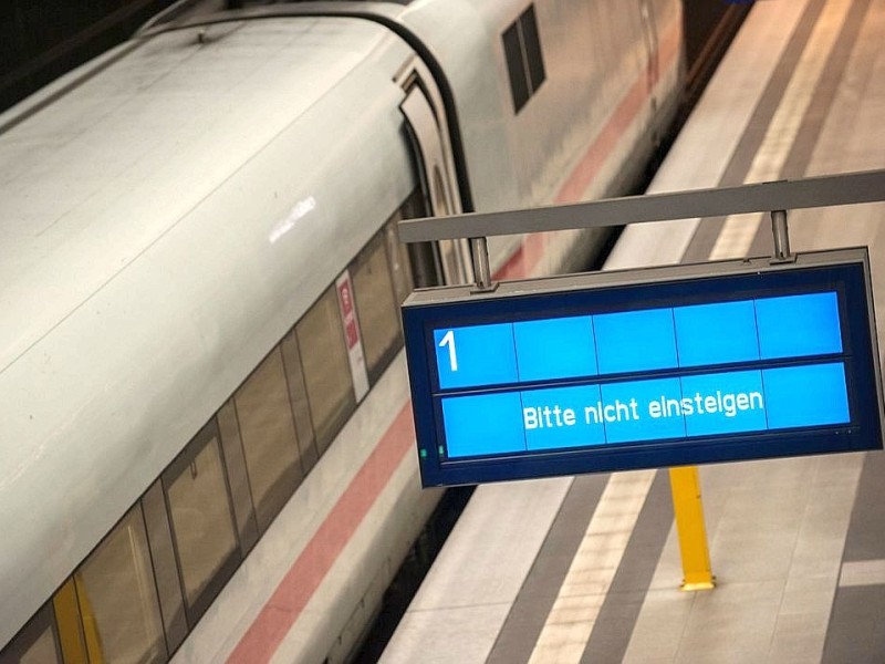 Ein Zug steht in Berlin im Hauptbahnhof an einer Hinweistafel auf der steht: Bitte nicht einsteigen.