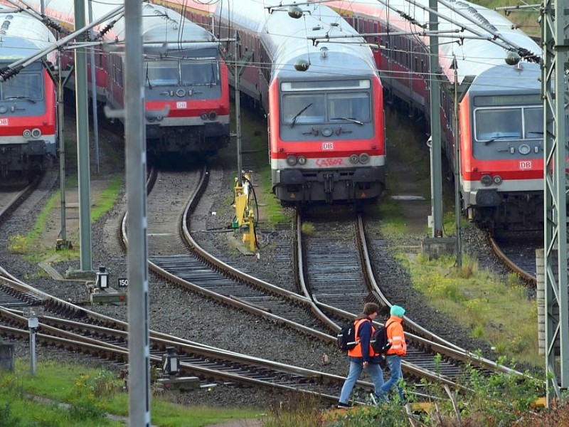 Nahverkehrszüge warten in Kiel nach Ende des Lokführerstreiks auf ihren Einsatz.