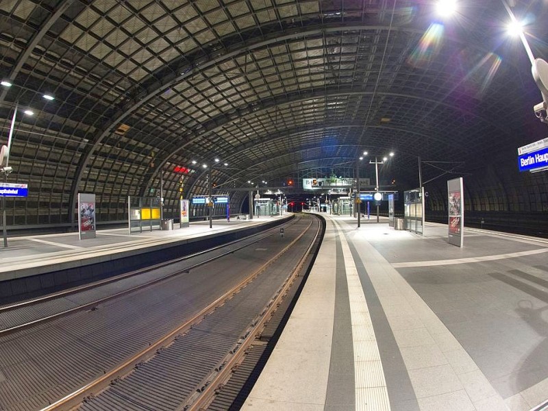 Menschenleer ist in Berlin der Hauptbahnhof.