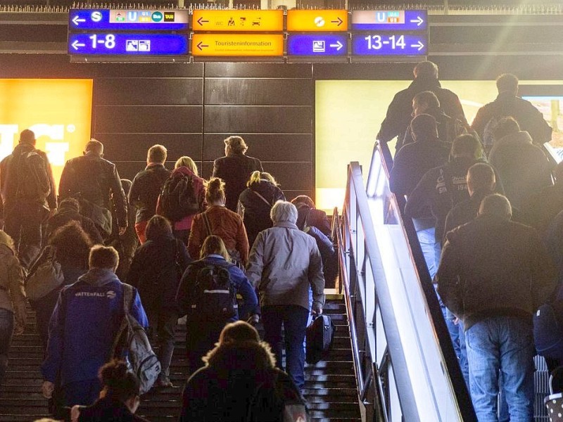 Fahrgäste laufen in Hamburg durch den Hauptbahnhof.