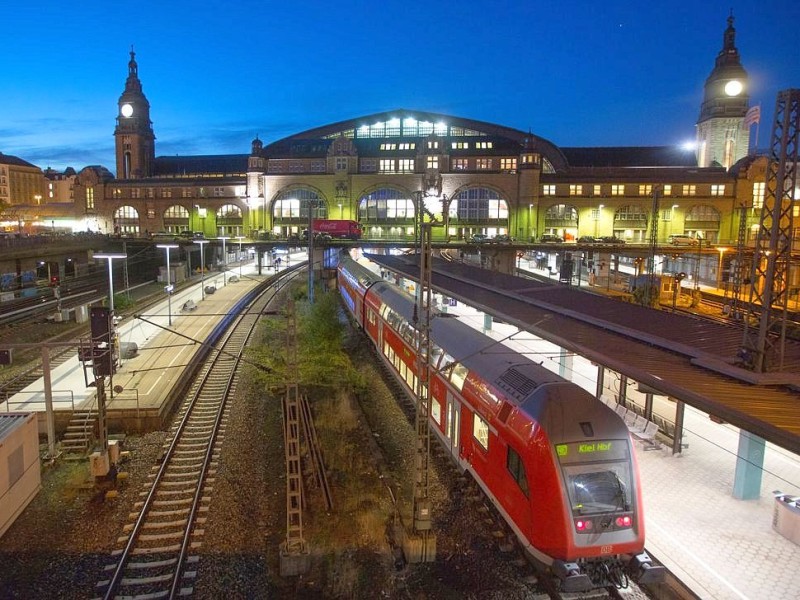 Ein Nahverkehrszug wartet in Hamburg im Hauptbahnhof auf die Abfahrt nach Kiel.