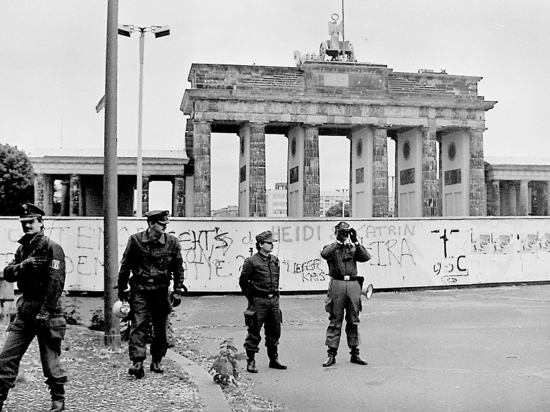 Westdeutsche Grenzpolizisten stehen am 17.06.1987 vor der Mauer am Brandenburger Tor in Berlin. ....