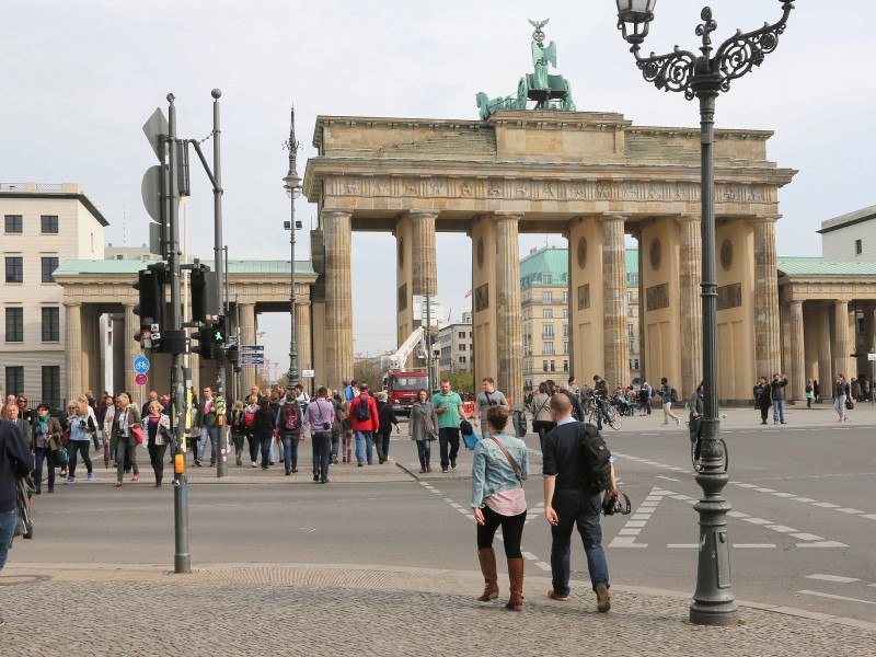Im Jahr 2014 wechseln am gleichen Ort Passanten die Straßenseite zwischen Tiergarten und Brandenburger Tor.