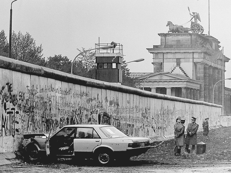 Ein demoliertes Auto steht an der Berliner Mauer vor dem Brandenburger Tor am 18.09.1987. ...