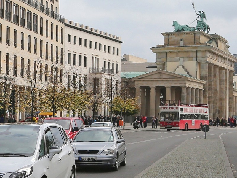 Am 15.10.2014 fließt der Verkehr am Brandenburger Tor in Berlin.