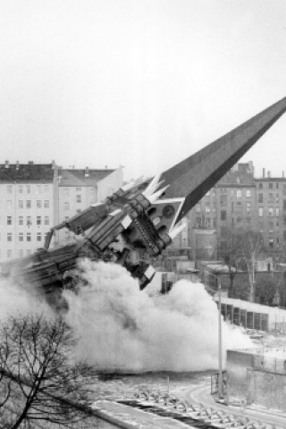 Der Turm der Versöhnungskirche, die direkt hinter der Mauer in Ostberlin lag, wurde am 28.01.1985 gesprengt. ...