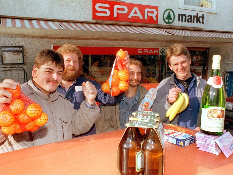 Am 11.11.1989 freuen sich diese  DDR-Bürger mit ihren Einkäufen in Herleshausen (Hessen) vor einem Spar-Markt. Diesen Supermarkt ...
