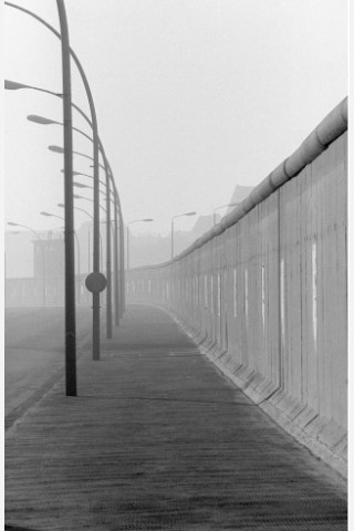 Ein Abschnitt der Berliner Mauer in der Mühlenstraße in Berlin-Friedrichshain am 25.01.1990. ...