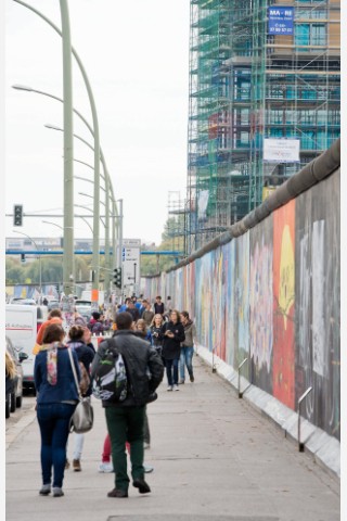 Heute ist der ehemalige Mauerabschnitt als East Side Gallery bekannt. Das Mauerstück zwischen dem Berliner Ostbahnhof und der Oberbaumbrücke wurde von 118 Künstlern mit Wandbildern verschönert.