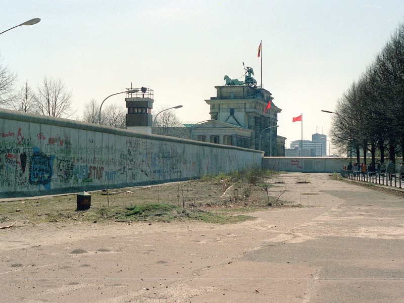 Die Mauer zwischen Scheidemannstraße und Brandenburger Tor im Februar 1988. ...