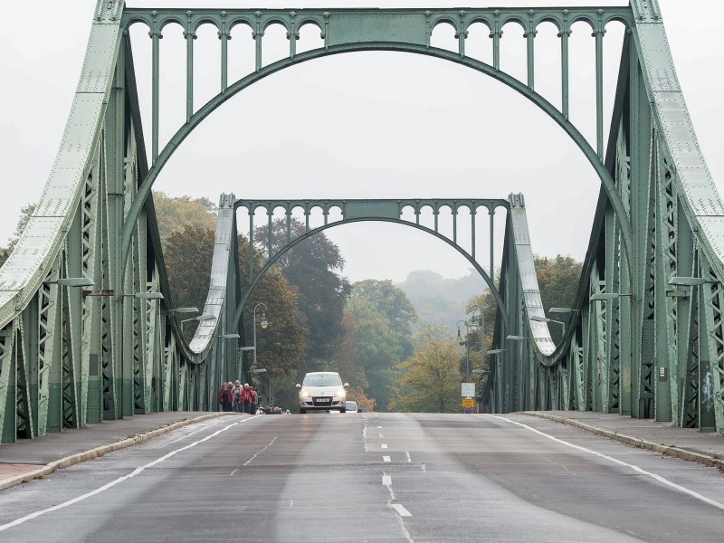 Die Glienicker Brücke am 15.10.2014: Zwischen Berlin und Potsdam war sie während der deutsch-deutschen Teilung ein Symbol der Ost-West-Konfrontation.