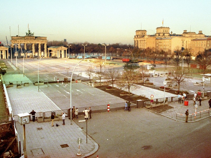 Der abgesperrte Pariser Platz vor dem Brandenburger Tor im Herbst 1989...