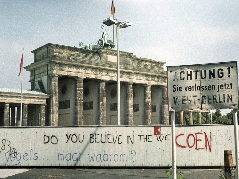 Die Mauer vor dem Brandenburger Tor in Berlin am 21.07.1986, ...