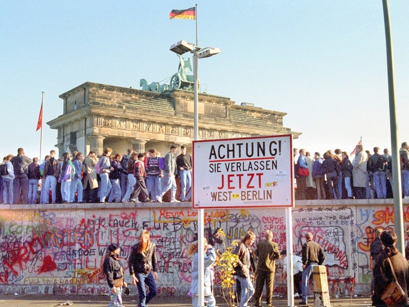 .. mit Menschen auf der Berliner Mauer am 10.11.1989, ...